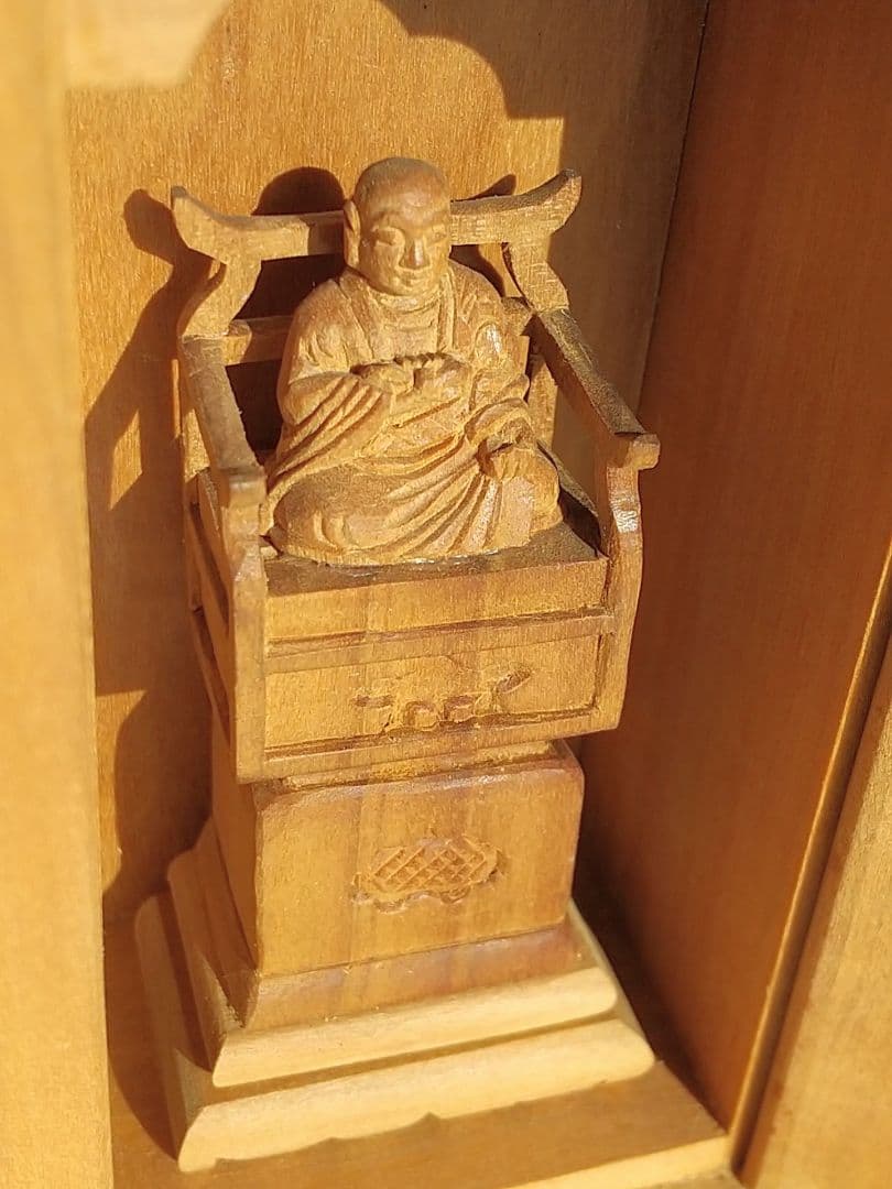 弘法大師坐像【極小】#395 厨子入り 空海 お大師さま ◆白檀 木彫 仏像