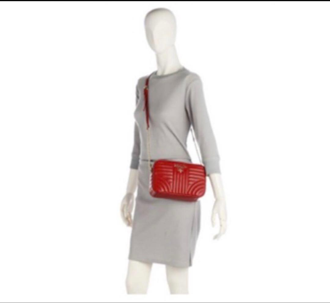 お値引中！PRADA ダイアグラム チェーンショルダーバッグ 赤レッド