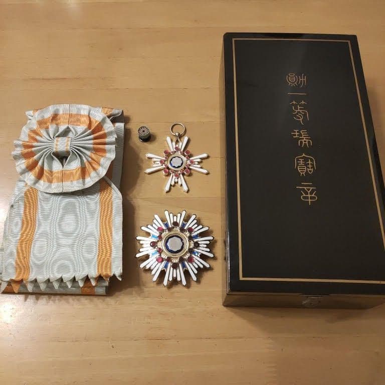 【極美品! 本物保証】勲一等瑞宝章 明治勲章 瑞宝大綬章 勲章 徽章 褒章 純銀
