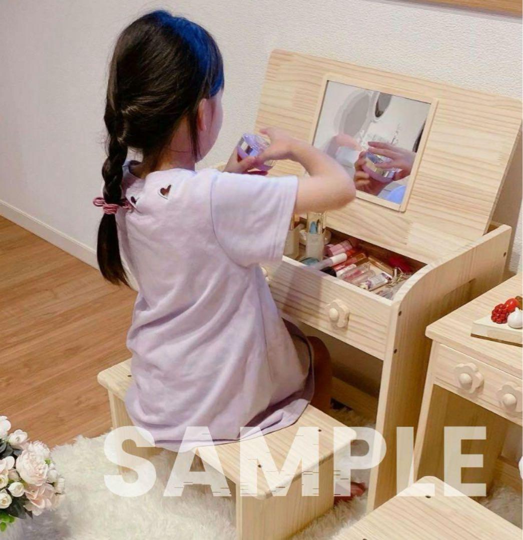 木製ドレッサーとデスク