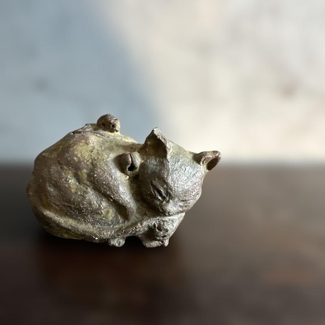 可愛い眠り猫　猫の姿の蓋付き陶器彫刻