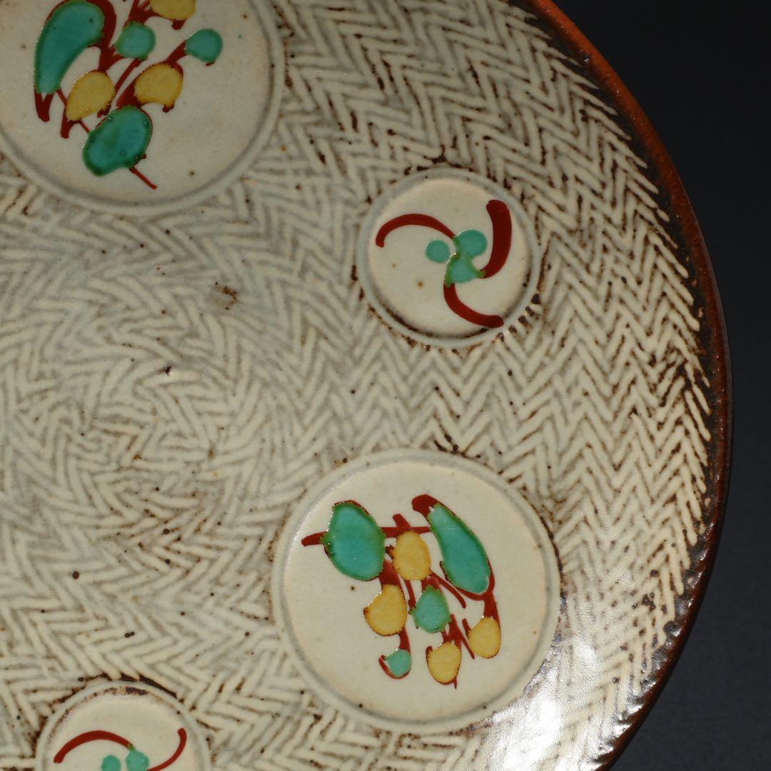 人間国宝　島岡達三　象嵌赤絵草花皿∅24　共箱　縄文象嵌　R1633ラ3