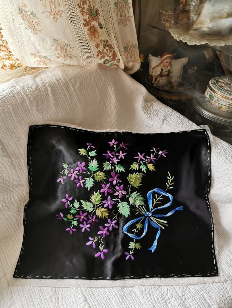 アンティークフランス 紫小花 スミレの花束刺繍 ブルーリボン シルク生地作品