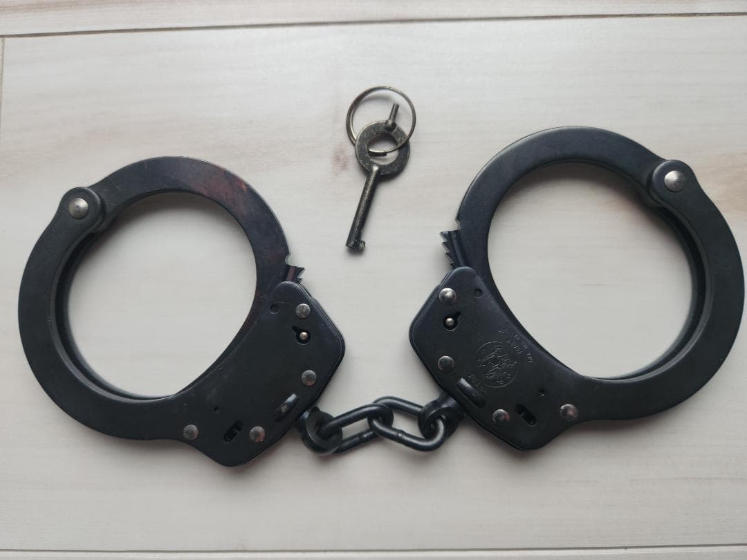 S&W スミス&ウェッソン ハンドカフ 手錠 M100-1 鍵付き 黒