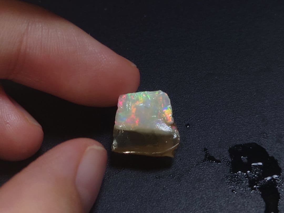 エチオピアオパール　ウェロ産　原石　乳白色　虹　鉱物標本　チョーク