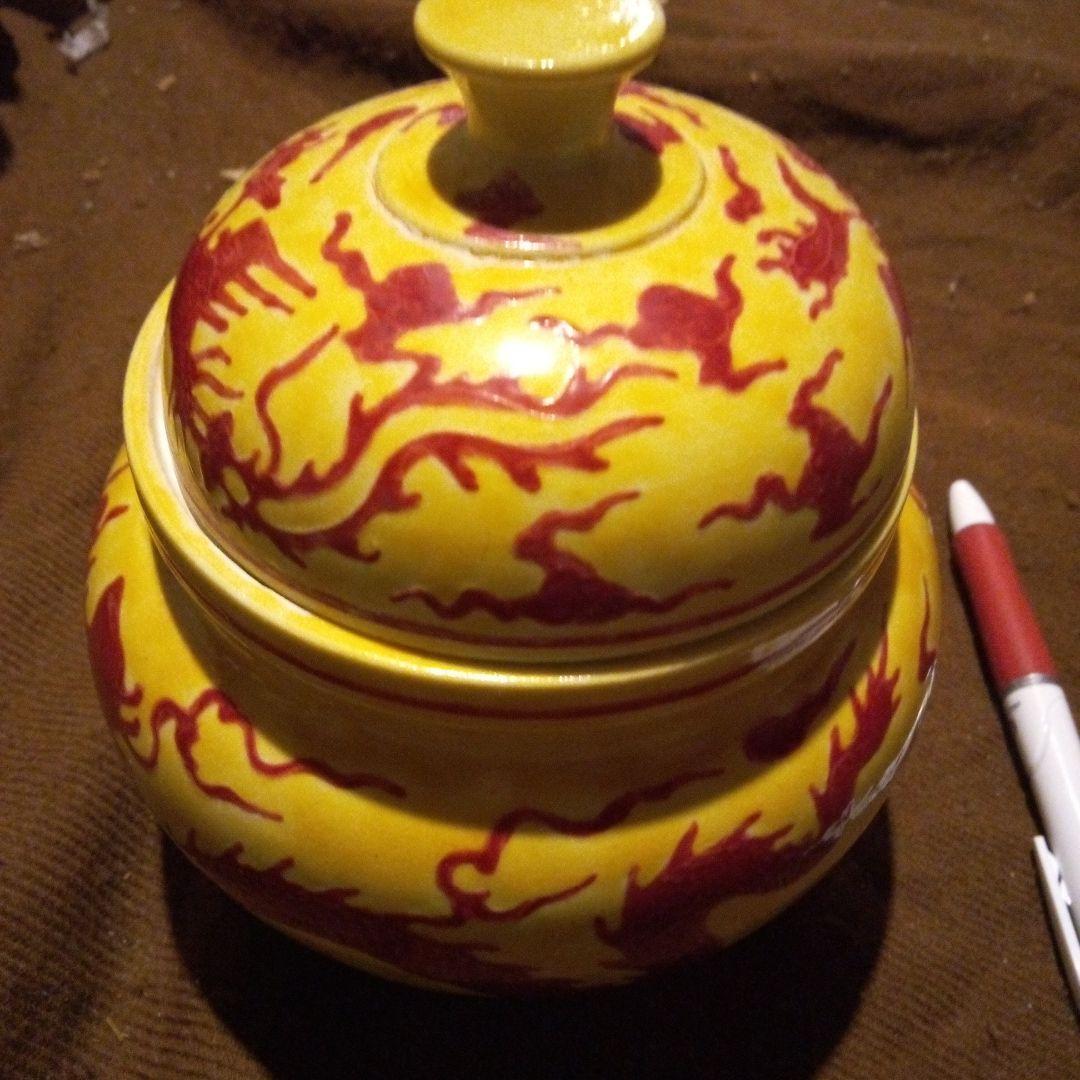 中国陶磁器　明成化　三足香合