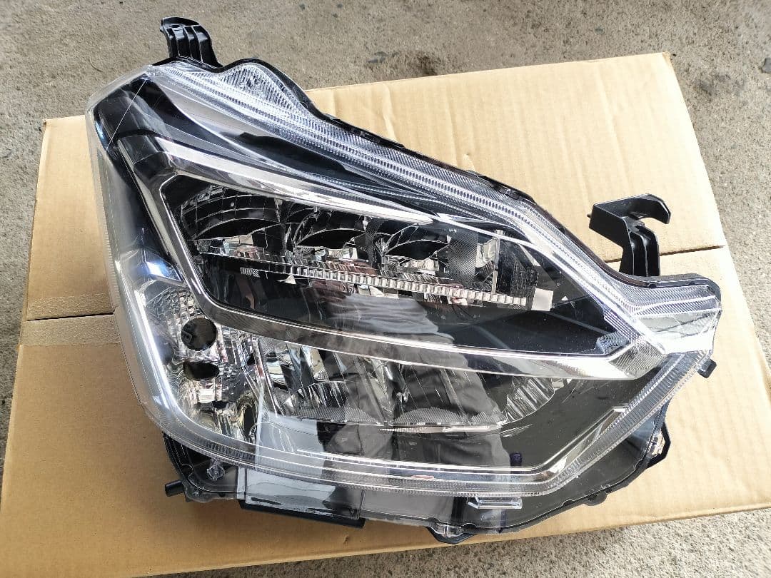 ダイハツ　ミライース 　ヘッドライト