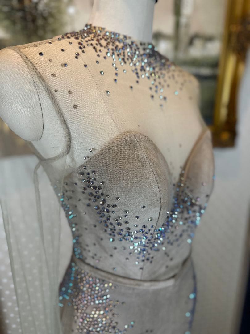 ビーズ装飾付きグレーベージュ色パーティードレス