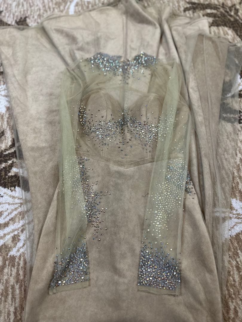 ビーズ装飾付きグレーベージュ色パーティードレス