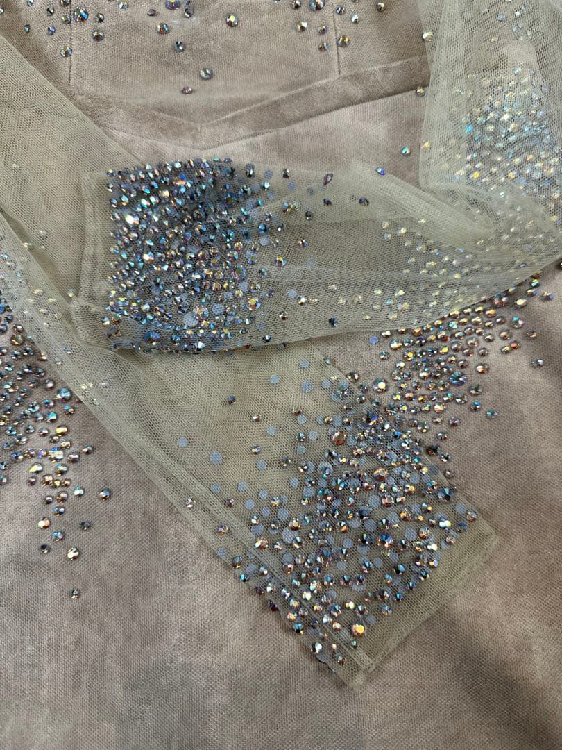 ビーズ装飾付きグレーベージュ色パーティードレス