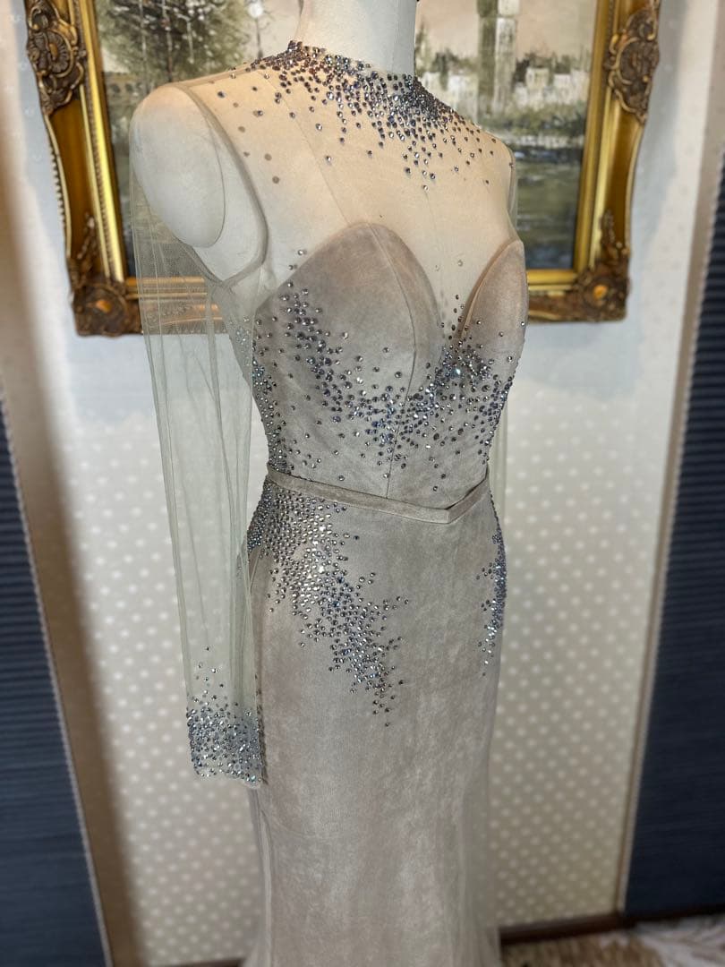 ビーズ装飾付きグレーベージュ色パーティードレス