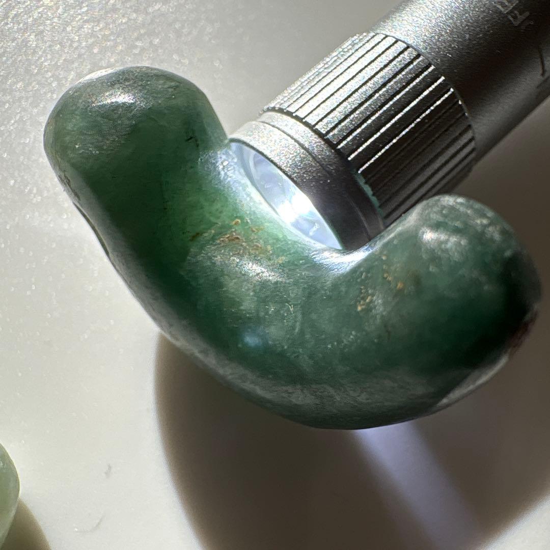 ヒスイ　勾玉二つ