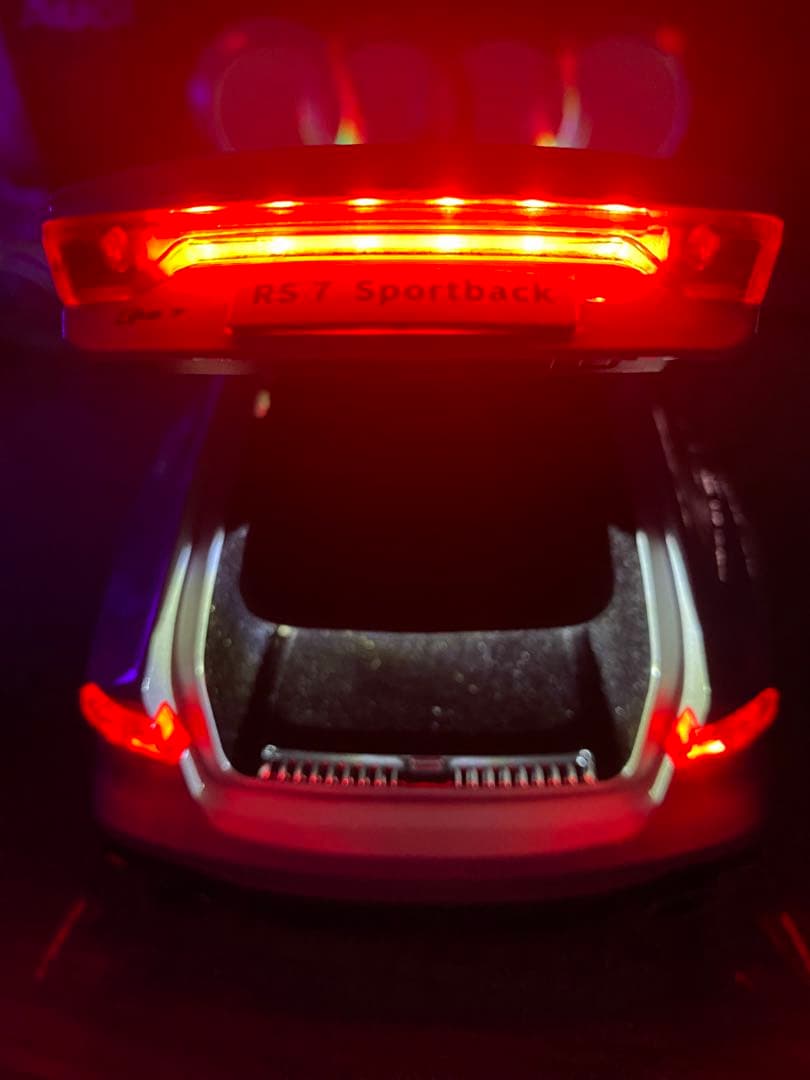 1/18 Audi 合金製ミニカー LED点灯 サウンド 鍵付