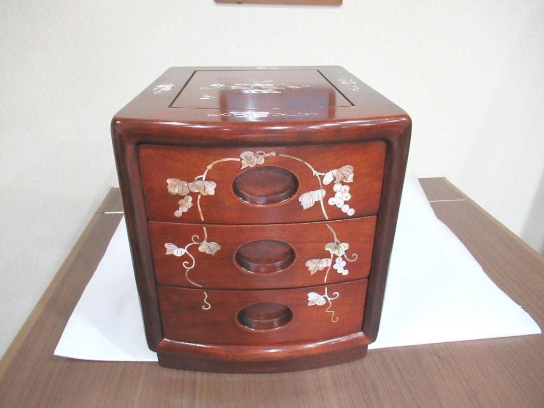 螺鈿家具 　螺鈿細工　 唐木 　花梨　葡萄柄　木製　３段　ミニ箪笥　小引出し