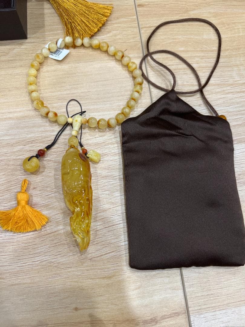 【天然蜜蜡】彫刻ペンダント＆数珠ブレス