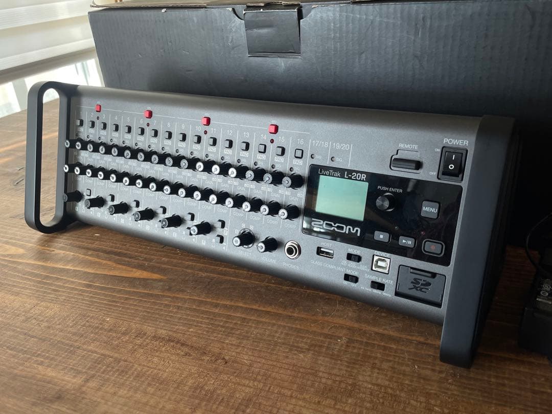 ZOOM L-20R デジタルミキサー