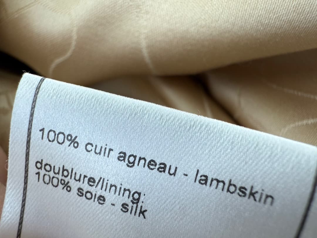 シャネルのレザースカート