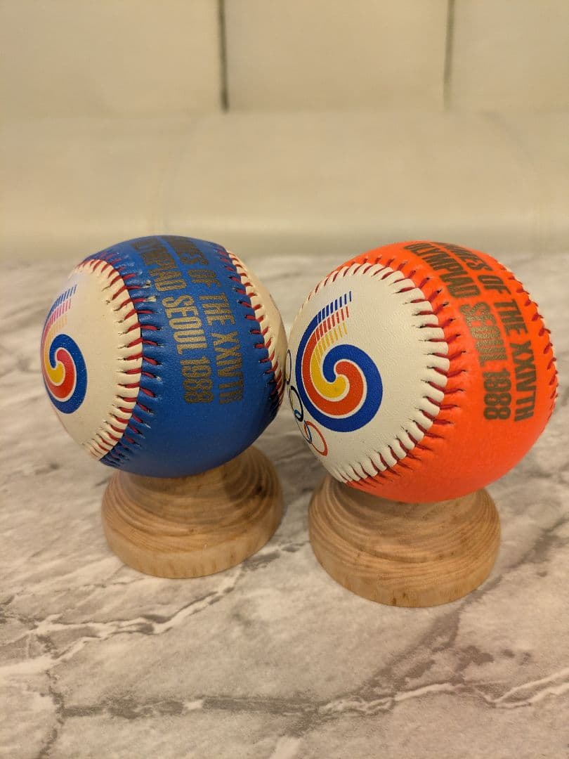 希少レア1988年ソウルオリンピック 記念ボール 台座付 ２個セット