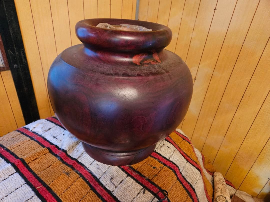 木の壺　深い紫色の丸型広口容器