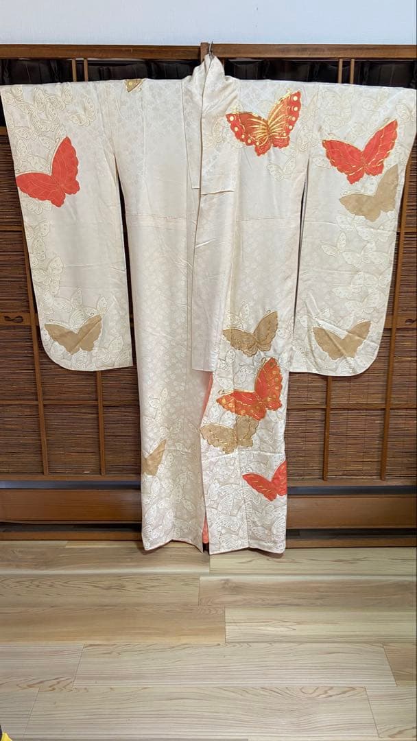振袖 蝶の刺繍 白地に蝶の柄と花の地織りがあります。