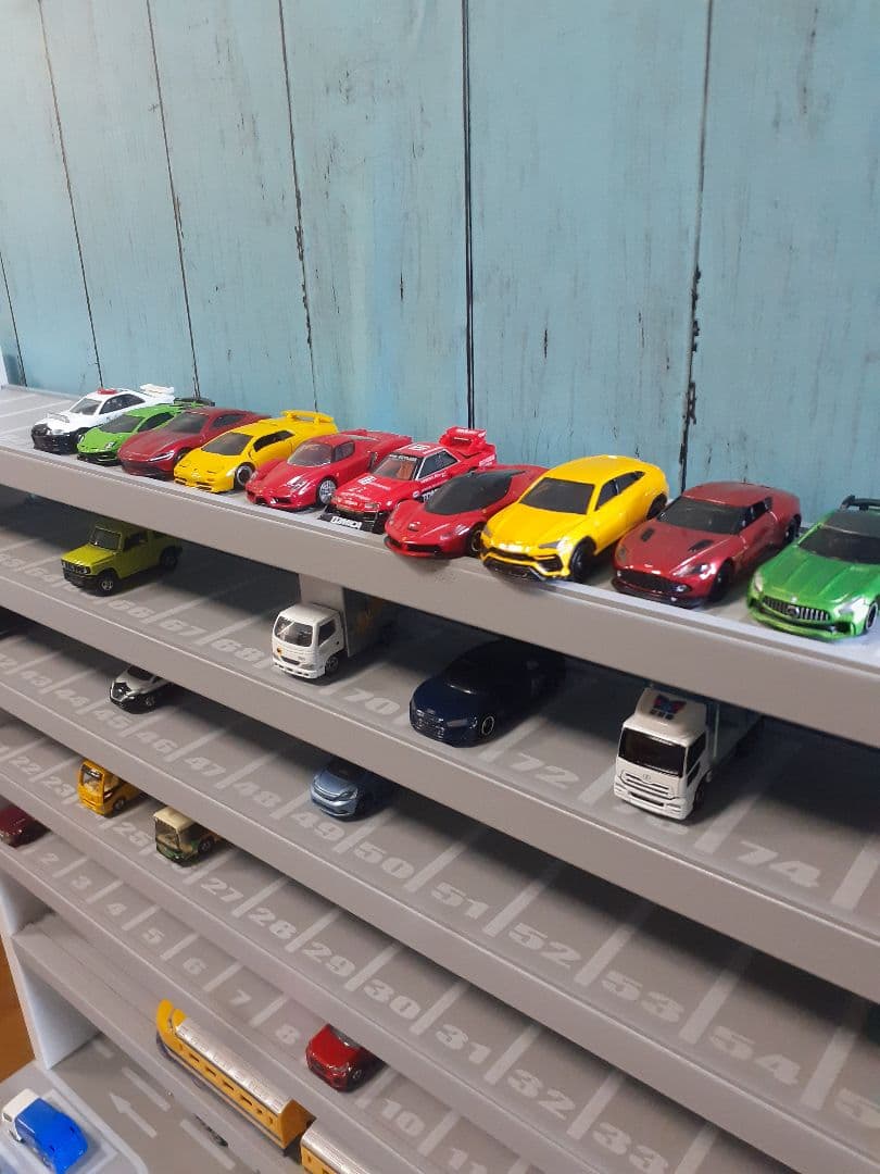 縞田　最新版自作トミカプラレール収納棚110台ロータリー交差点ヘリポート付