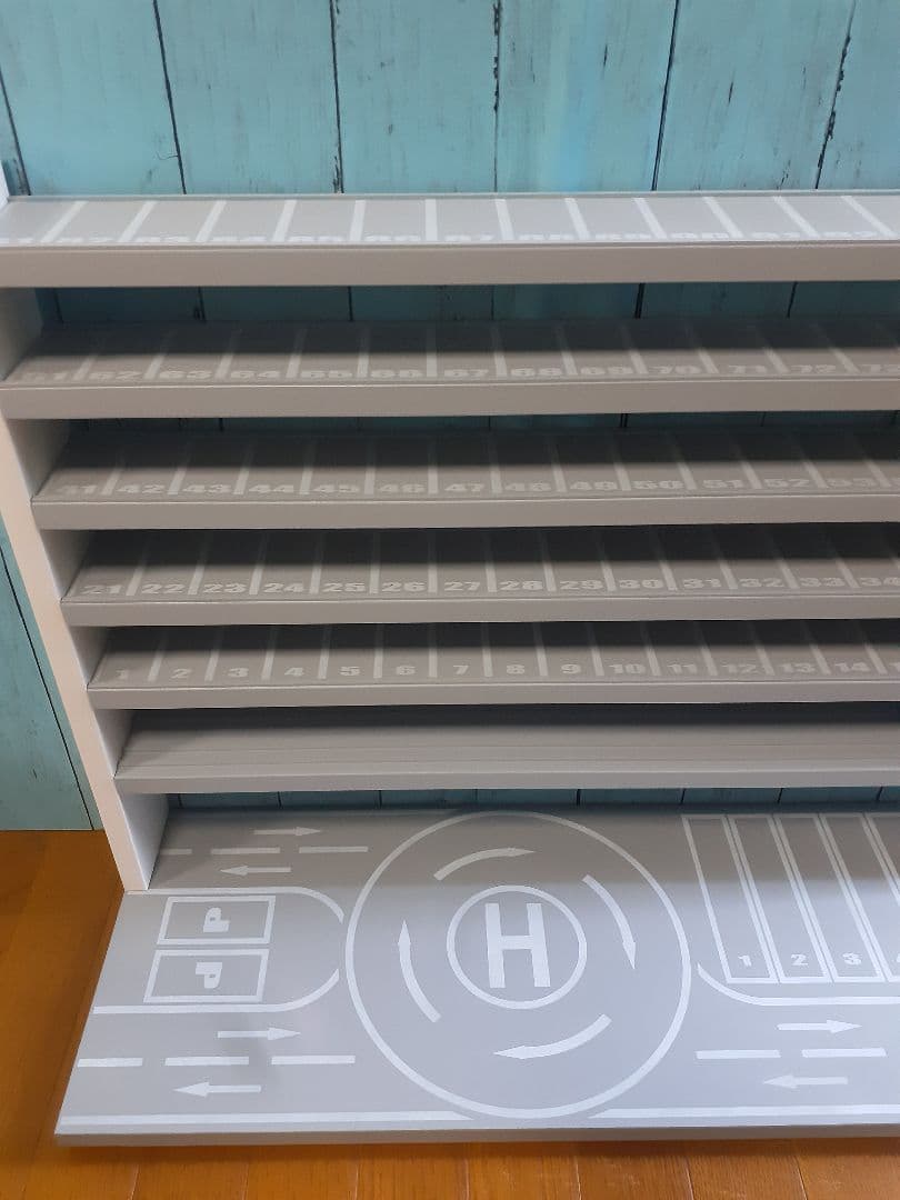 縞田　最新版自作トミカプラレール収納棚110台ロータリー交差点ヘリポート付