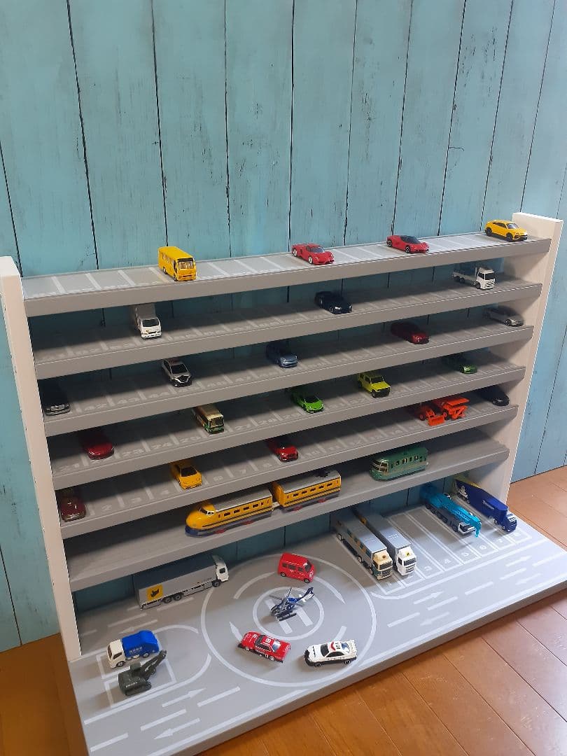 縞田　最新版自作トミカプラレール収納棚110台ロータリー交差点ヘリポート付