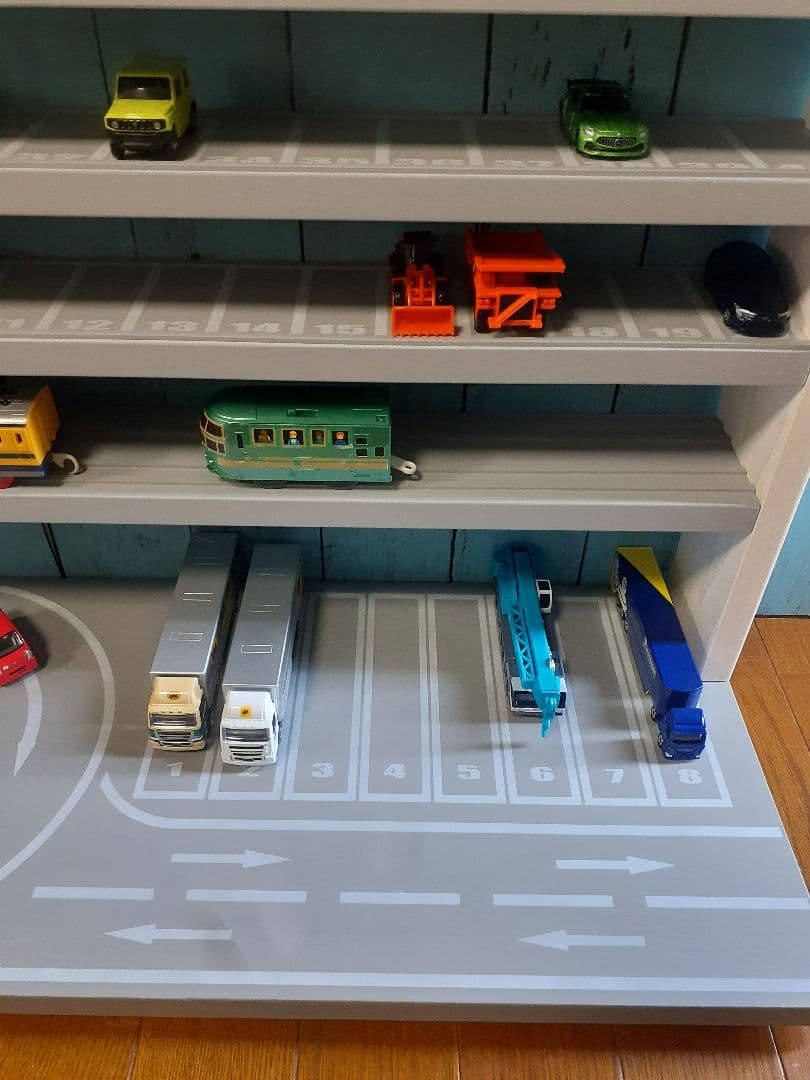 縞田　最新版自作トミカプラレール収納棚110台ロータリー交差点ヘリポート付