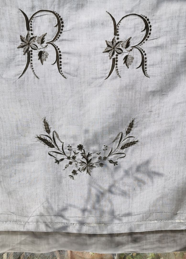 アンティークフランス 美しい花文字 イニシャル刺繍 ドローンワーク横長麻カーテン