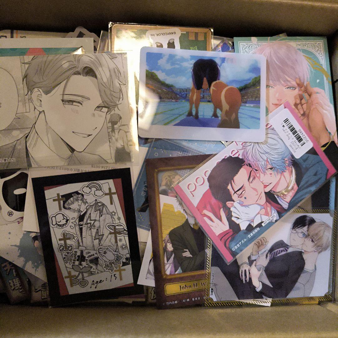 アニメ　キャラクター　缶バッジ、紙類　グッズ　大量　約500点　まとめ売り