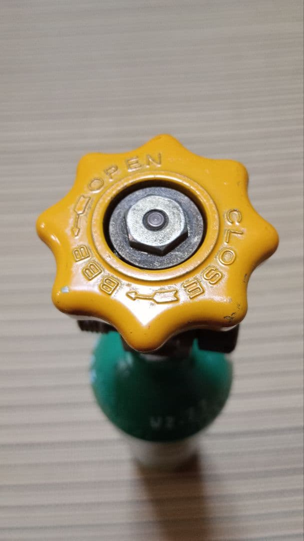 【値下げ】二酸化炭素ボンベ 小型 CO2 水草水槽 ミドボン