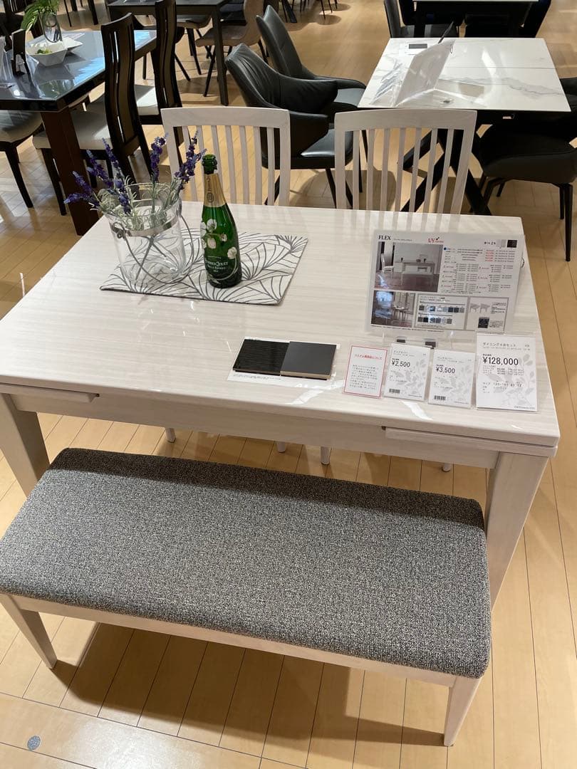 ダイニングテーブル　白　東京インテリア　高級感　 送料のみ価格です‼️120サイズ