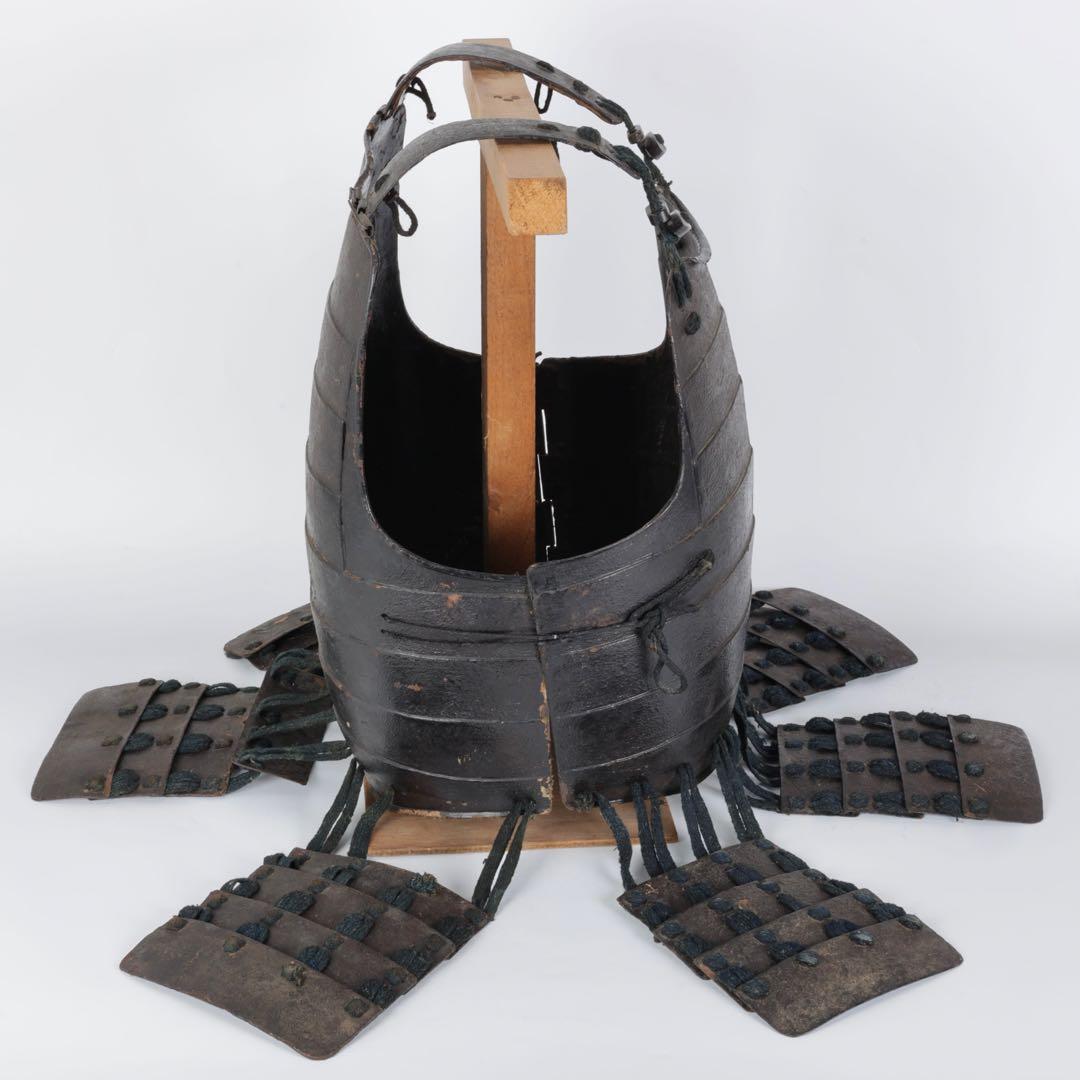【江戸期】黒漆塗 横剥二枚胴 草摺付 甲冑 胴丸 台付 時代武具 古美術 骨董品