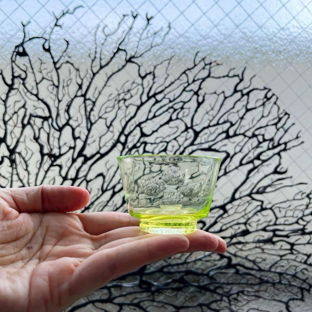 骨董　時代ガラス　切子　花　松葉　黄色　ウランガラス　反り口碗型　盃　猪口　１客