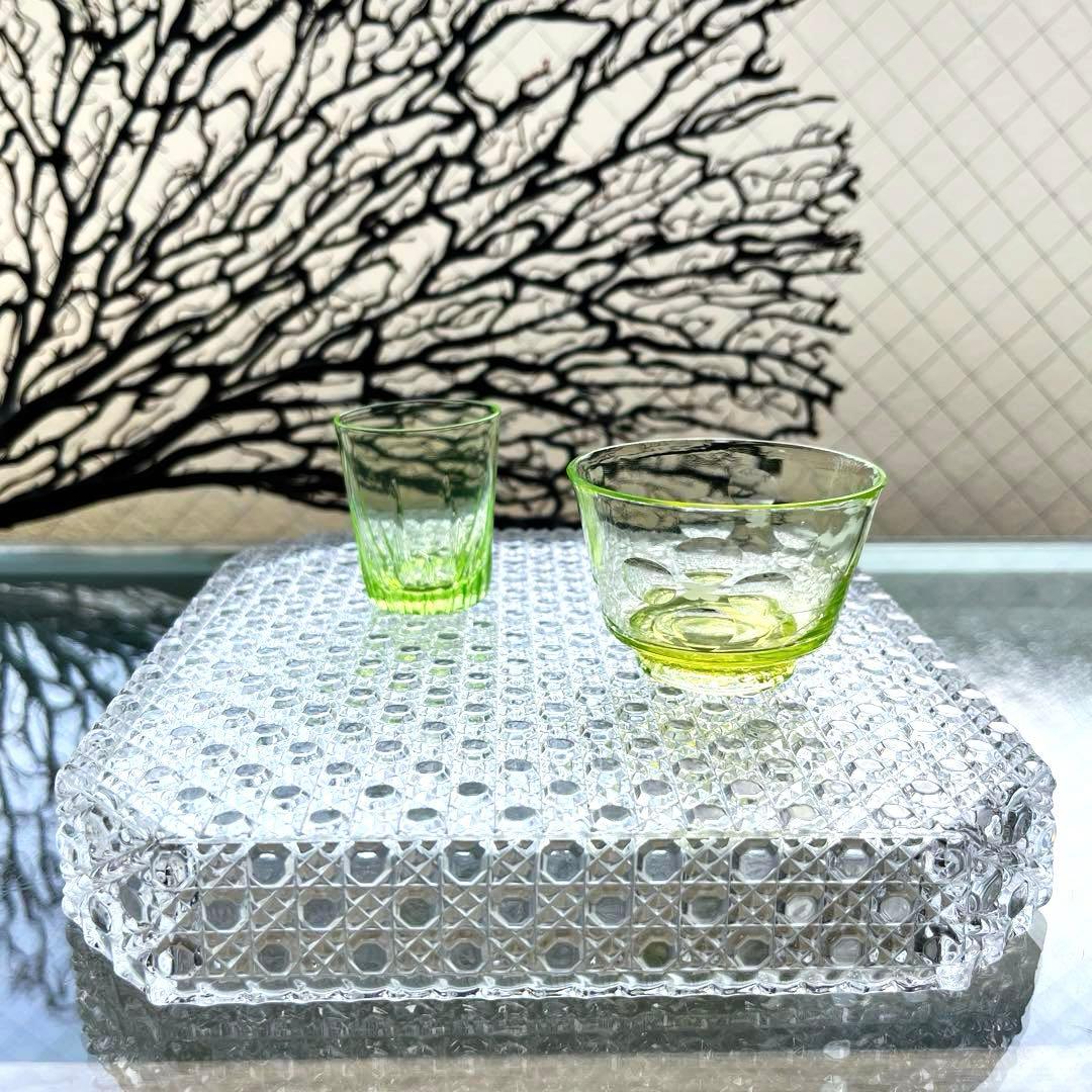 骨董　時代ガラス　切子　花　松葉　黄色　ウランガラス　反り口碗型　盃　猪口　１客