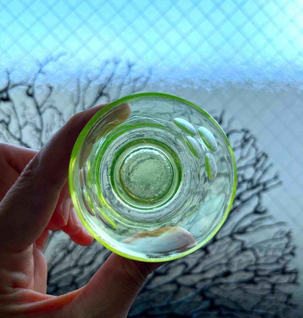 骨董　時代ガラス　切子　花　松葉　黄色　ウランガラス　反り口碗型　盃　猪口　１客