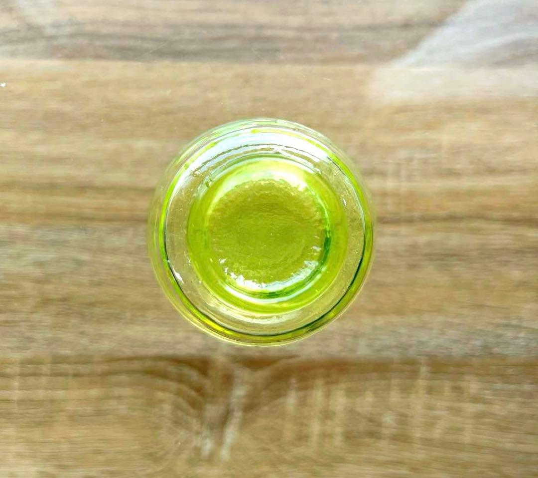 骨董　時代ガラス　切子　花　松葉　黄色　ウランガラス　反り口碗型　盃　猪口　１客