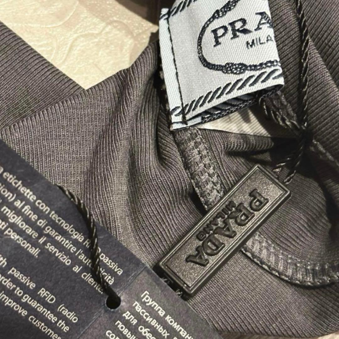 PRADA タンクトップ ブラック ゴールドプレート M