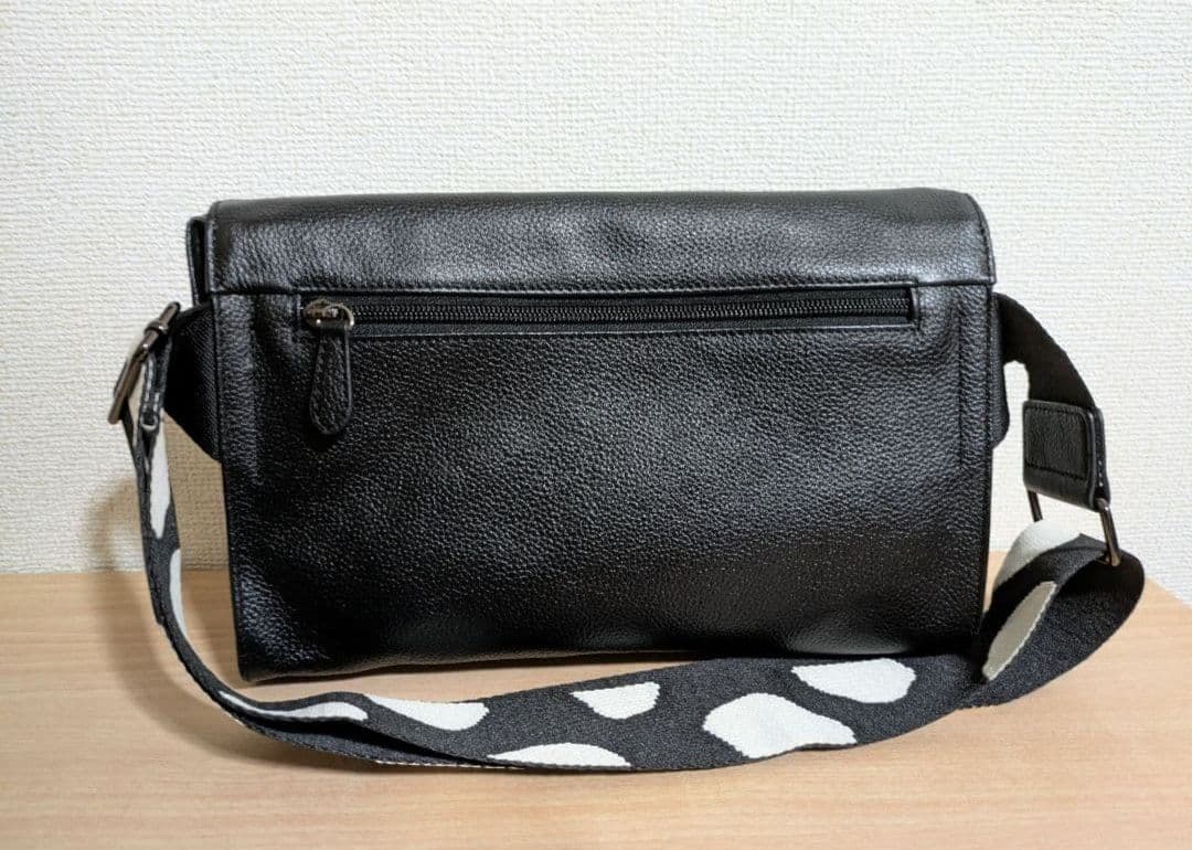 イアパピヨネ　柄ワイドテープショルダーバッグ　ブラック　黒　レザー