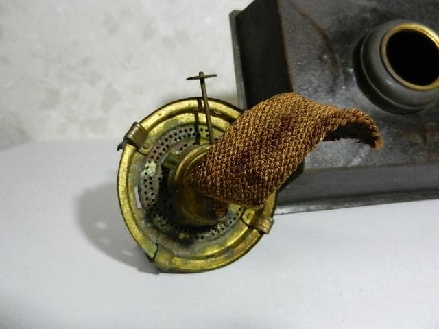 珍しい持ち手付き台形立方台座のアンティークオイルランプ