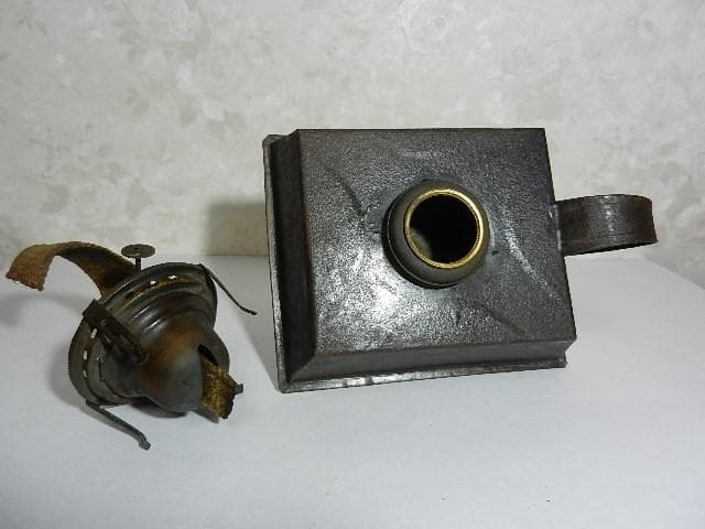 珍しい持ち手付き台形立方台座のアンティークオイルランプ