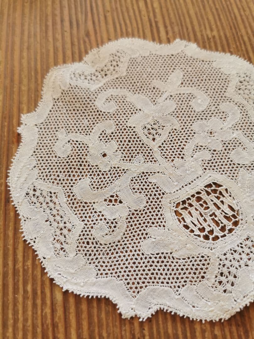 アンティークフランス ポワンドパリ 草花紋イニシャル刺繍メッシュレースドイリー