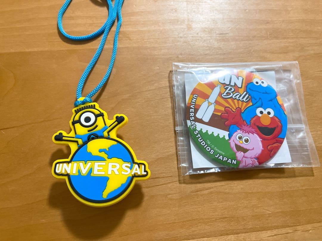 ユニバ ミニオン ピカピカ チャーム ライト ペンダント 光る 缶バッジ シール