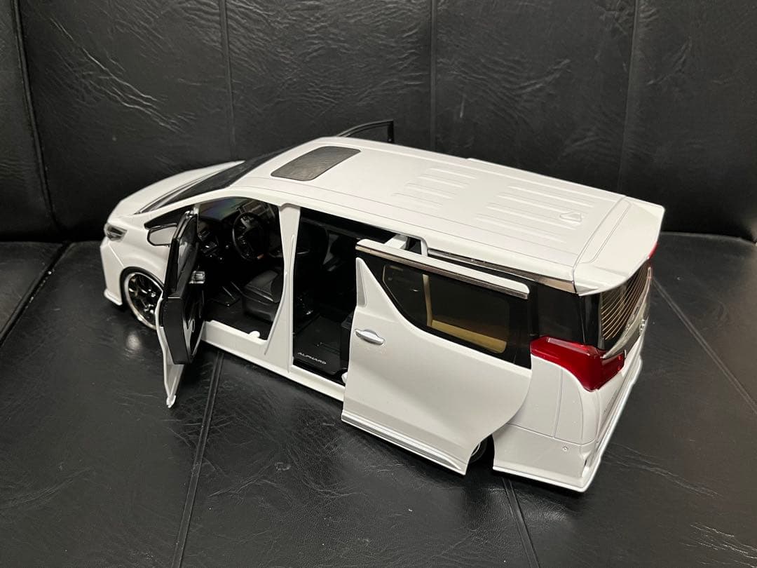 トヨタ　アルファード　30系後期　1/18