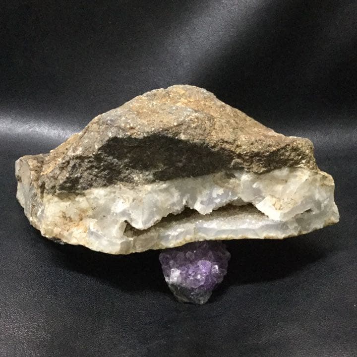 【開運＆金運激アップ！☆龍神の宿る洞窟】天然石 龍穴ジオードメノウ 原石