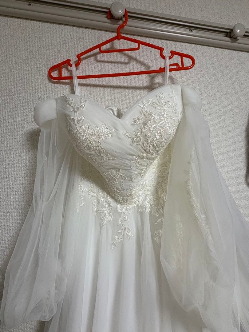 オフショルダー　刺繍ホワイト　ウェディングドレス　2way