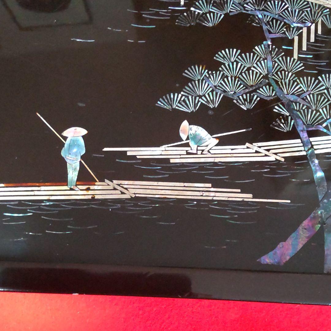 江戸時代、螺鈿蝋色嵐山渡月橋図脚付き広蓋。