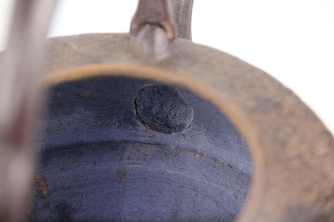 南部鉄器　金孤堂　松竹梅彫　馬摘蓋　鉄瓶　容量約1000ml　 Eo21-30