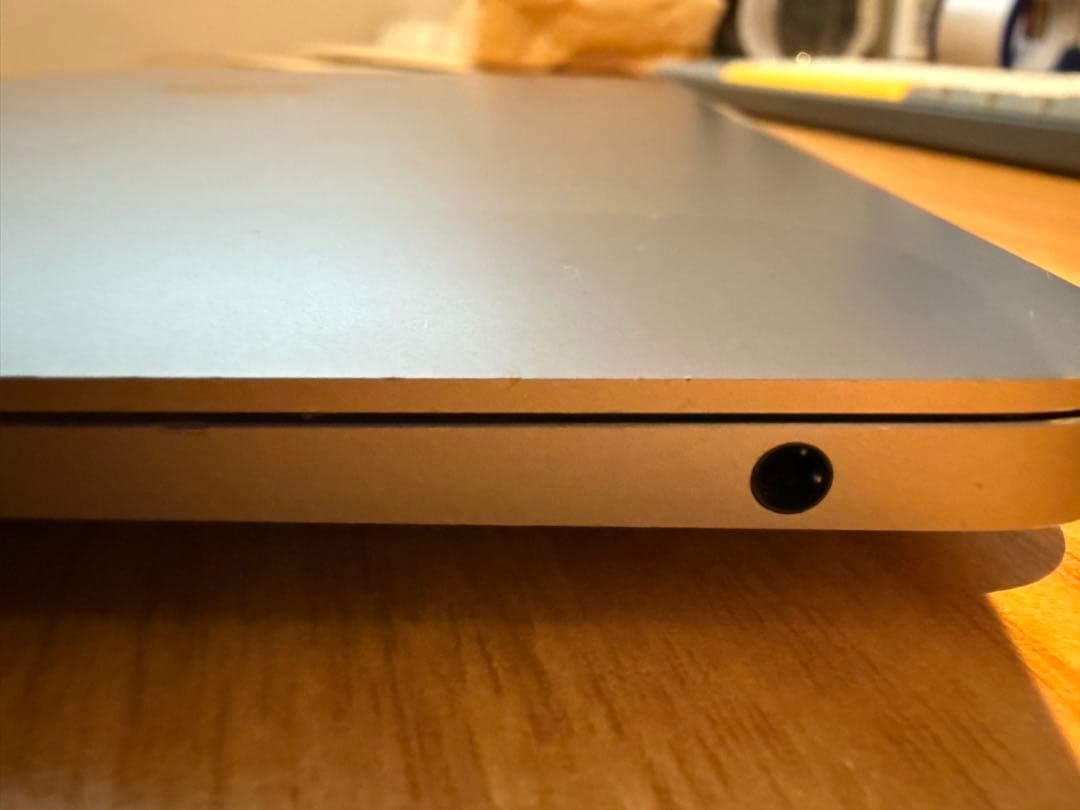 MacBook Air 13″ (2020)本体 箱・充電器・ケーブル付き