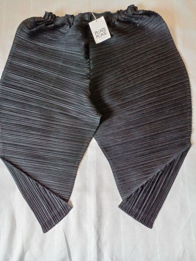 新品未使用プリーツプリーズISSEY MIYAKE横プリーツワイドパンツ黒